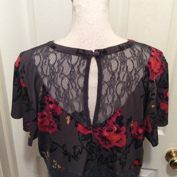 Torrid Top 2 Red Black Magenta Rose Print Lace Insets Shor… - Picture 7 of 9